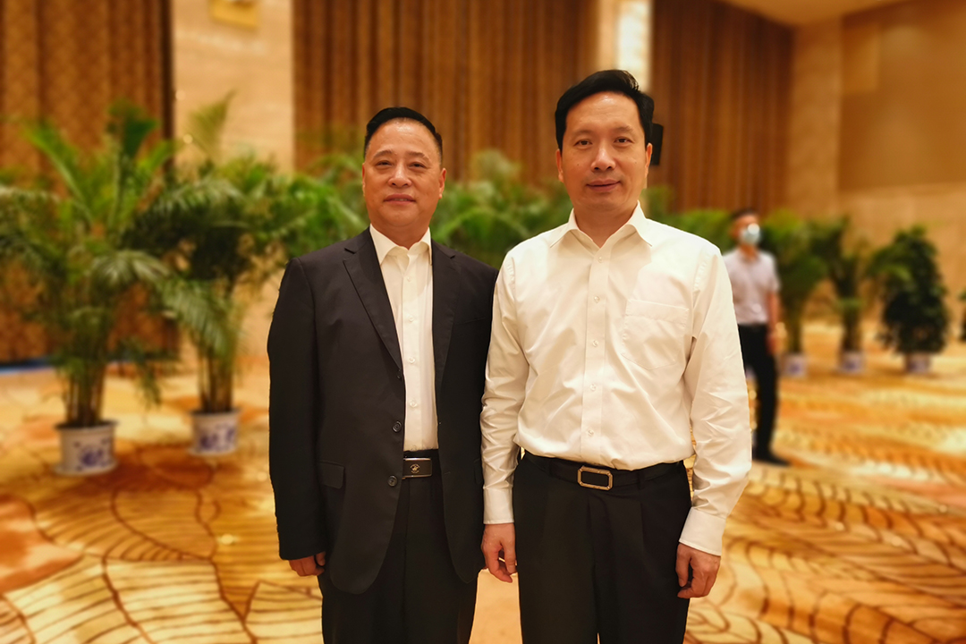 2021.05.10陜西省委副書記、省長趙一德在第十一屆全球秦商大會代表座談上與謝曉林董事長親切交流.jpg